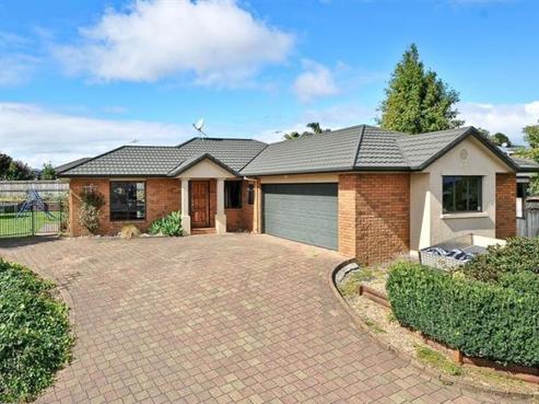 32 Pointon Glade, Grandview Heights