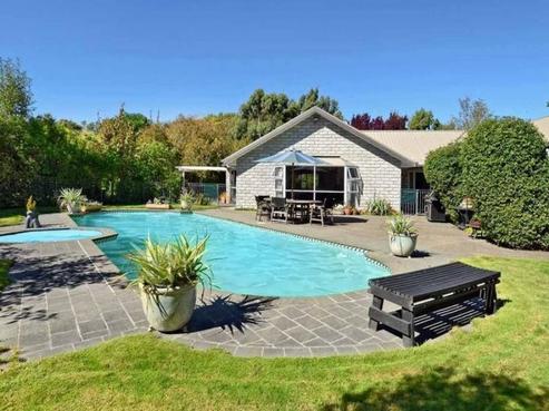 38 River Road, Lincoln