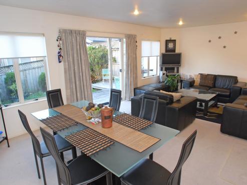 2/14 Fields Parade, Oteha
