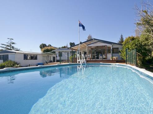 10 School Road, Riverhead
