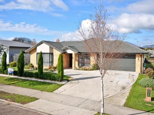 4 Barrington Drive, Huntington