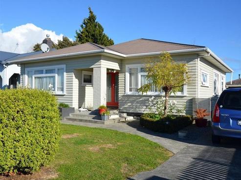 411A French Street, Akina