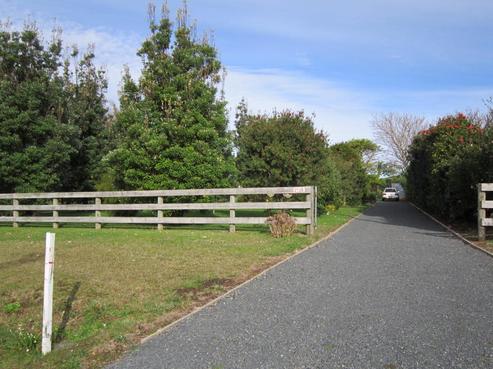 2130 Awhitu Road, Pollok