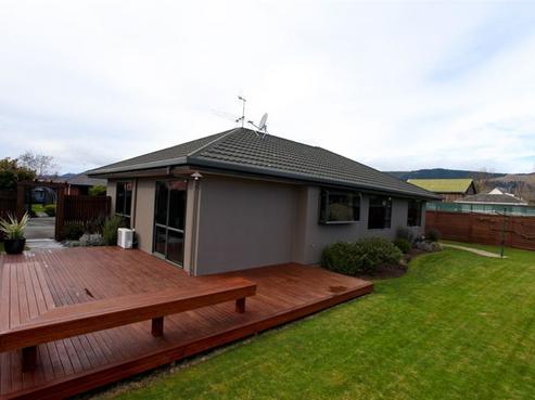 16 Maple Crescent, Richmond