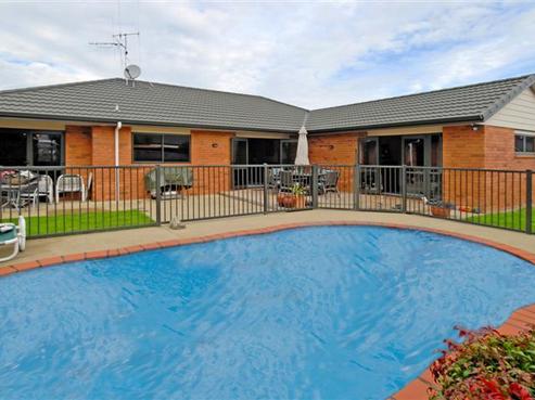 12 Saint James Drive, Huntington