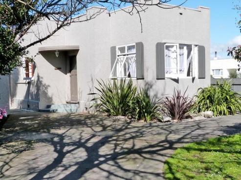 1016 Frances Street, Akina