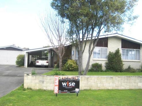 909 Dufferin Street, Akina