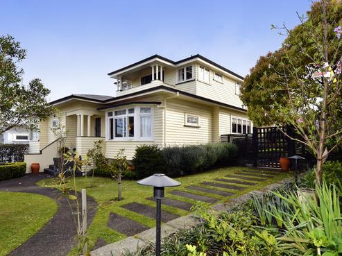 16 Hanlon Crescent, Narrow Neck