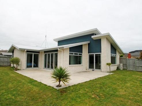 24 Barrington Drive, Huntington