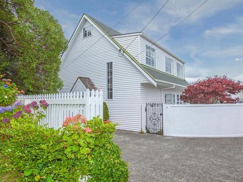 11 Palm Grove, Belmont