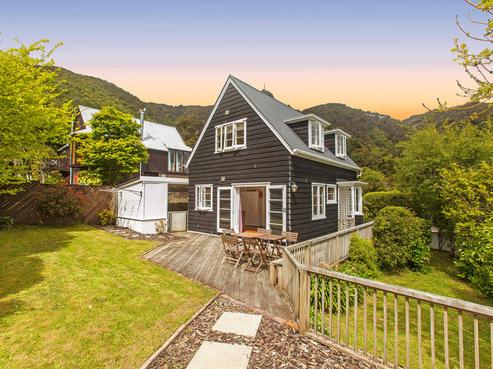20 Waitohu Road, York Bay