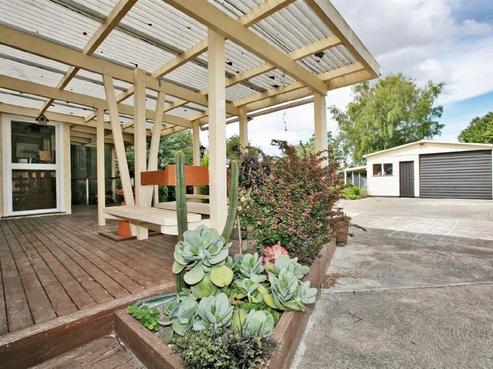 101 Murdoch Road East, Akina