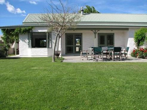 24 Albert Drive, Clyde
