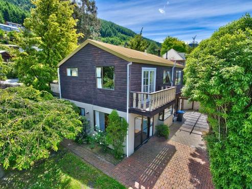 10 Arawata Terrace, Fernhill/Sunshine Bay