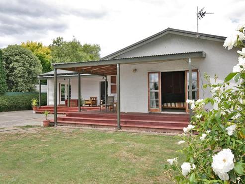975 Riverslea Road South, Longlands