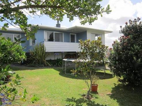 10 Yates Street, Otaki Beach