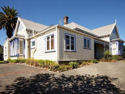 406 Devon Street East, Strandon