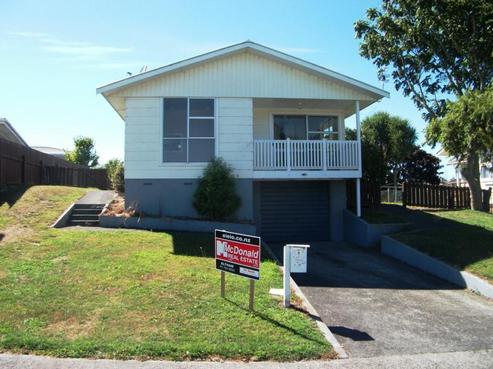 8 Willowbrook, Eltham