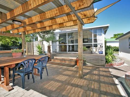 812 Frederick Street West, Mahora