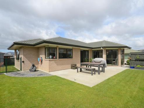 62 Percy Kinsman Crescent, Riverstone Terraces