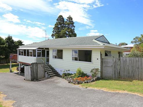 16 Pokapu Street, Titirangi
