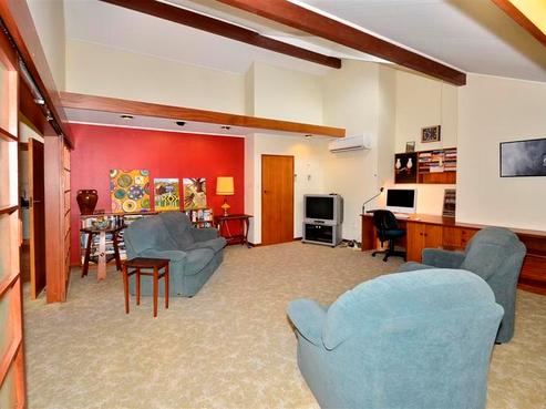 221 Highgate, Roslyn