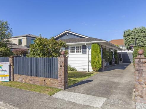 6 De Menech Grove, Avalon