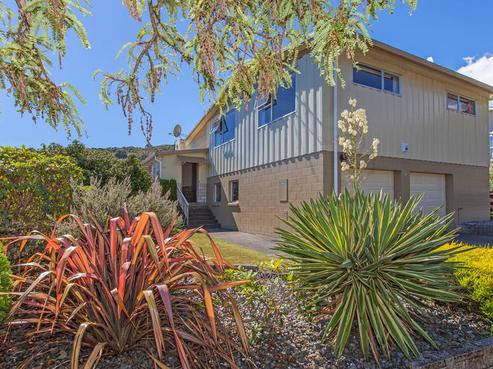 8 Helvetia Grove, Naenae