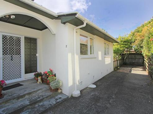 2/7 Colin Grove, Central Hutt
