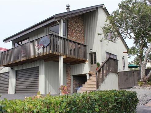 11 Folkestone Street, Murrays Bay
