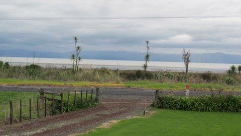 1275 East Coast Road, Whakatiwai