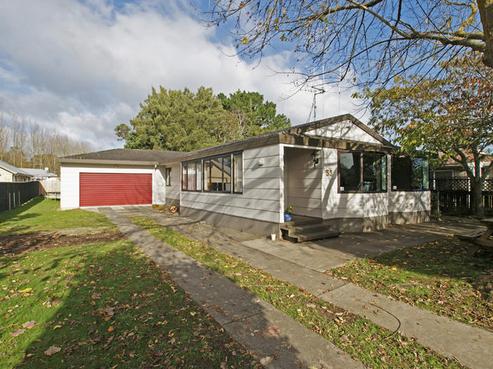 33 Pine Avenue, Bader