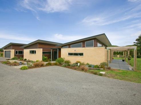 17 Thomason Road, Egmont Village