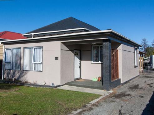 807 Dufferin Street, Akina