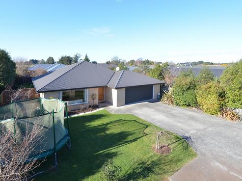 16 Petries Road, Woodend