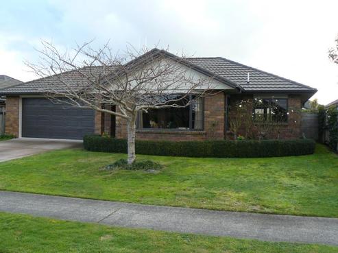 8 Azure Place, Huntington