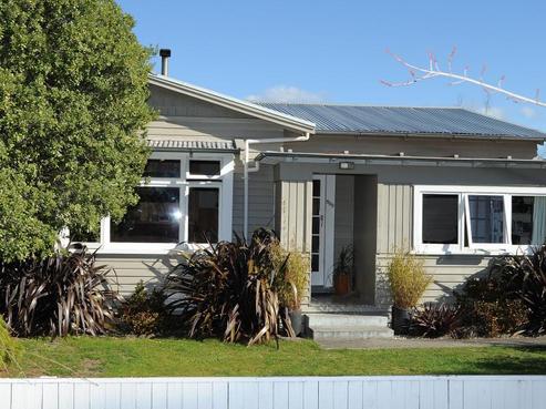 909 Ferguson Street, Akina