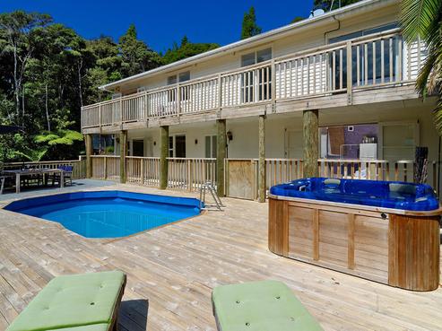 696 West Coast Road, Oratia