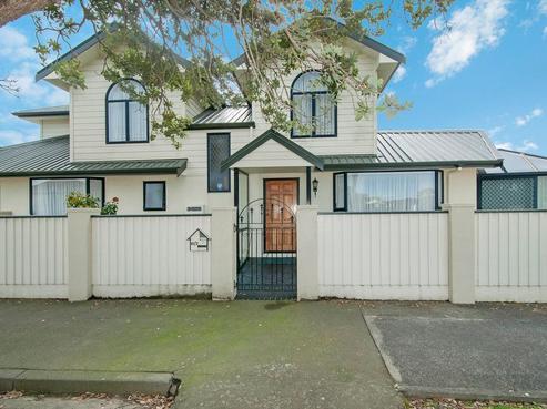 2/61 Queens Grove, Central Hutt
