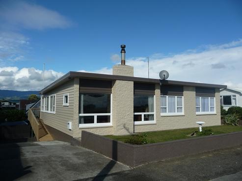 14 Marine Parade, Otaki Beach