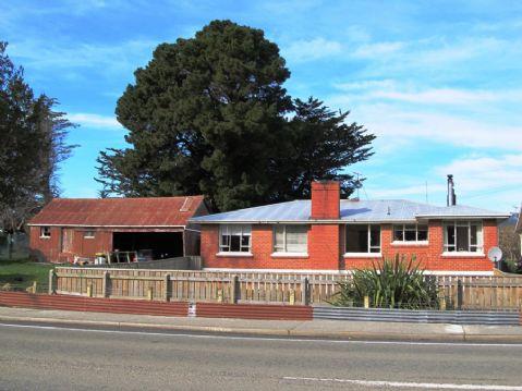 61 Main Road, Clinton and Surrounds