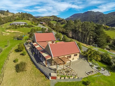 45 Frost Road, Hira