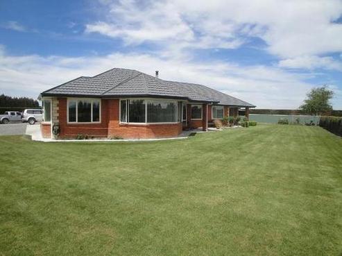 737 Springbank Road, Cust