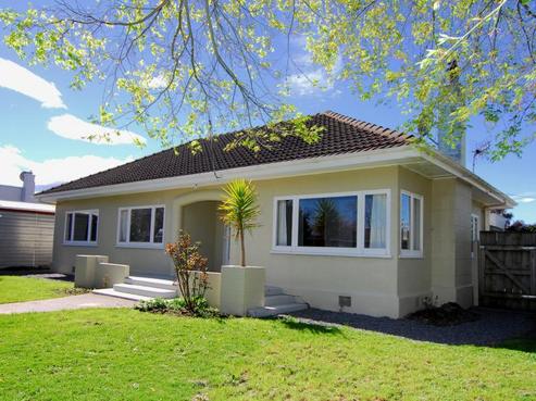 708 Avenue Road East, Parkvale