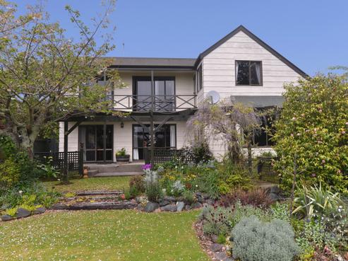 2 Bolton Place, Richmond