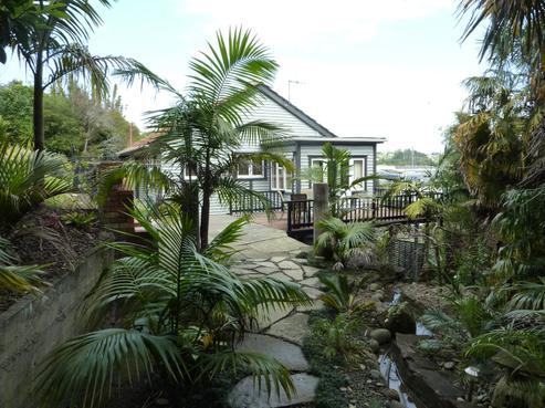 33 Riverside Drive, Riverside