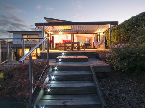 8 De Val Drive, Titirangi