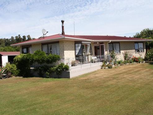 61 Beach Road, Ross