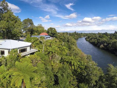 985 River Road, Queenwood