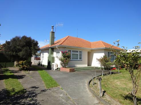 906 Churchill Street, Akina